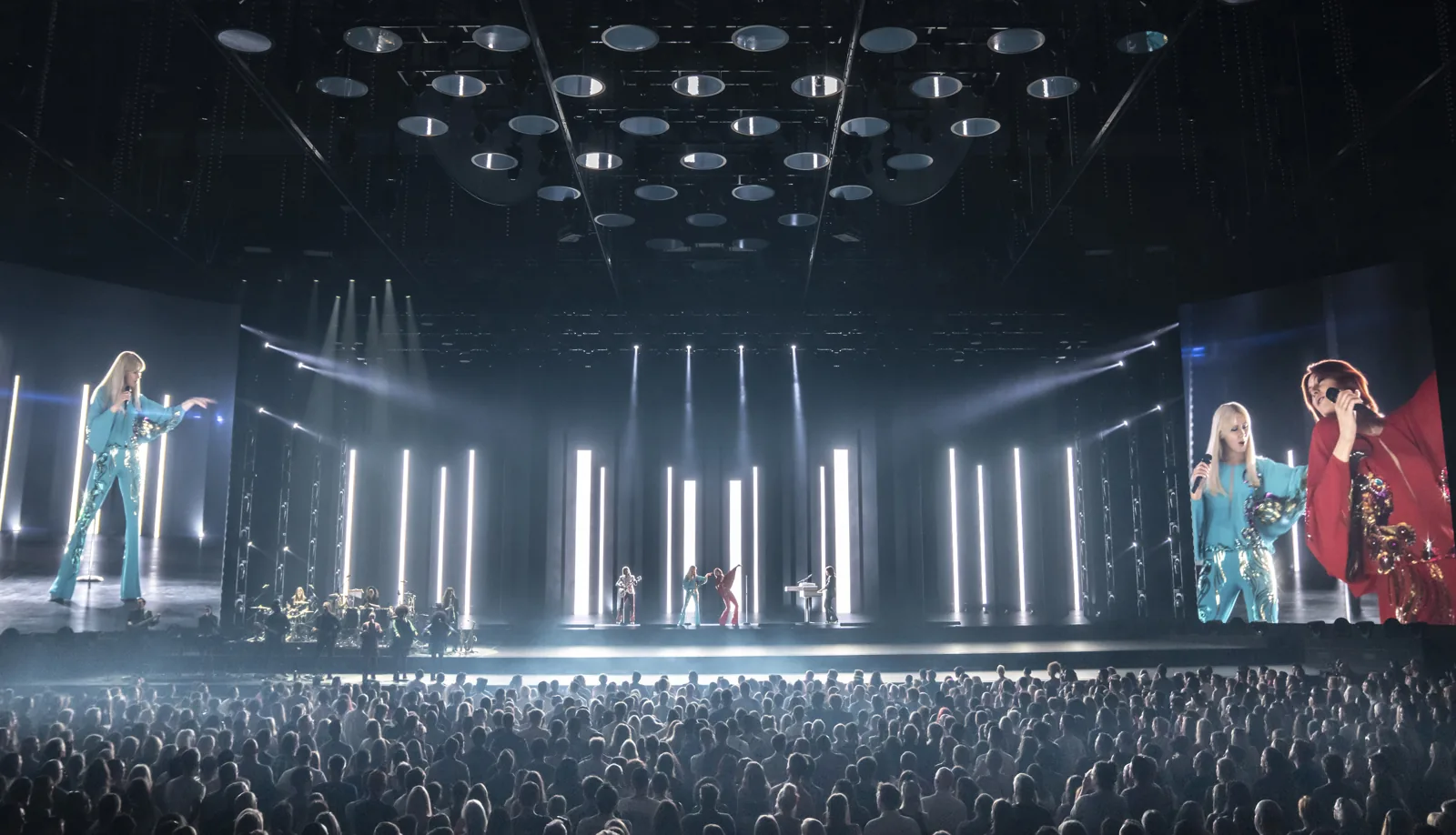 Giant screens and white light columns in Hole in Your Soul, ABBA Voyage, ABBA Arena