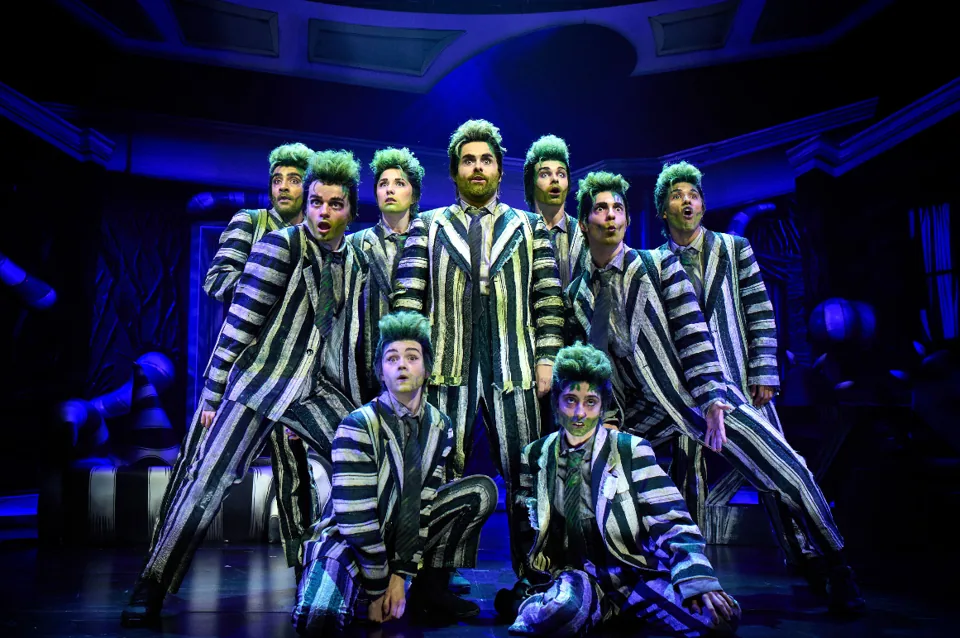 David Fynn as Beetlejuice and a crowd of green-haired doubles, Beetlejuice, Prince Edward Theatre