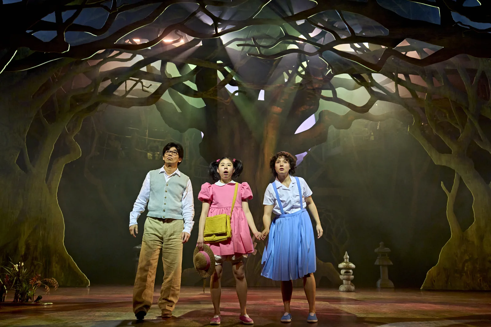 Tatsuo and his daughters Satsuki and Mei gaze up in the forest, My Neighbour Totoro