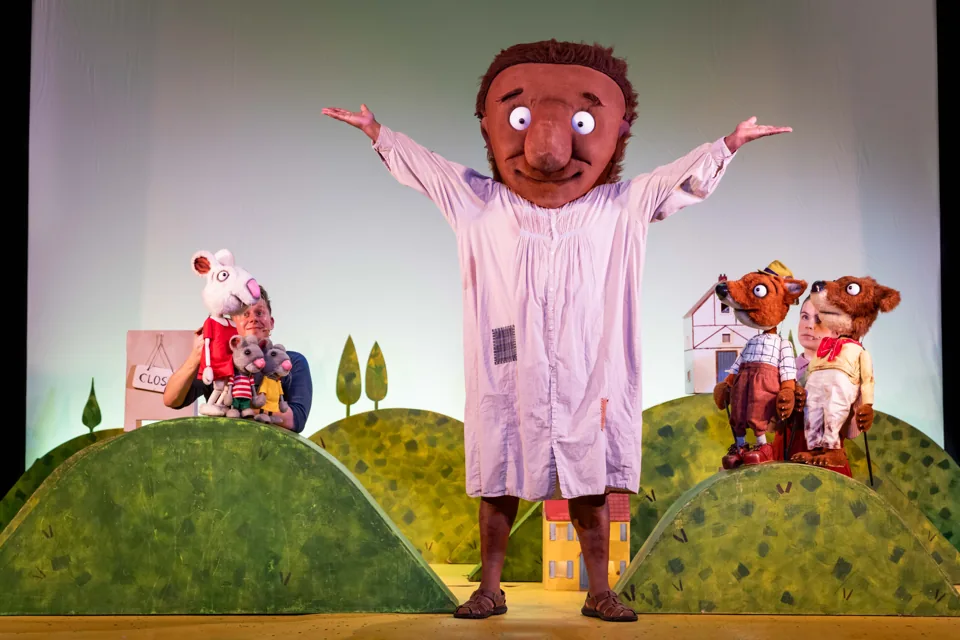 George stretches his arms wide among the animals, The Smartest Giant in Town, St. Martin's