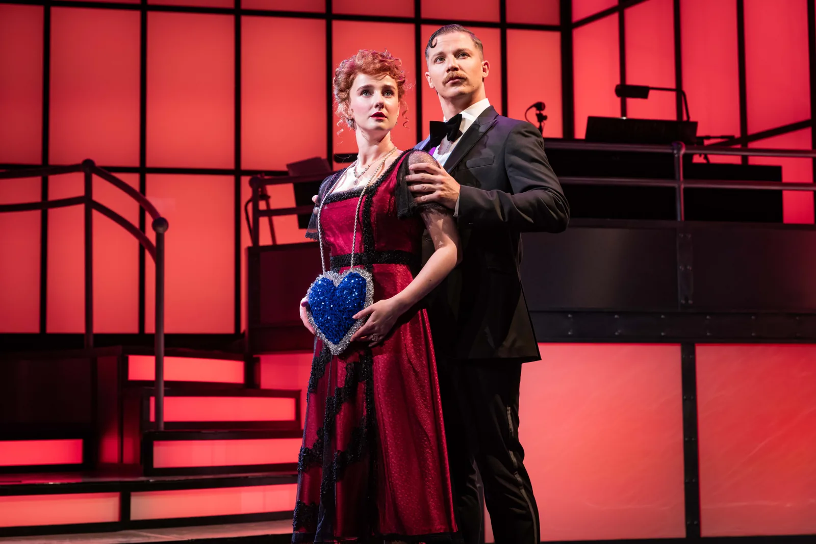 A woman with a blue heart bag beside a man in black tie: Titanique, Criterion
